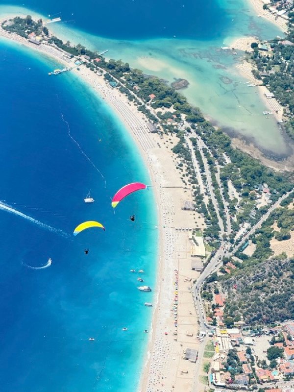 Ölüdeniz plajı üzerinde pembe ve sarı kanatlar