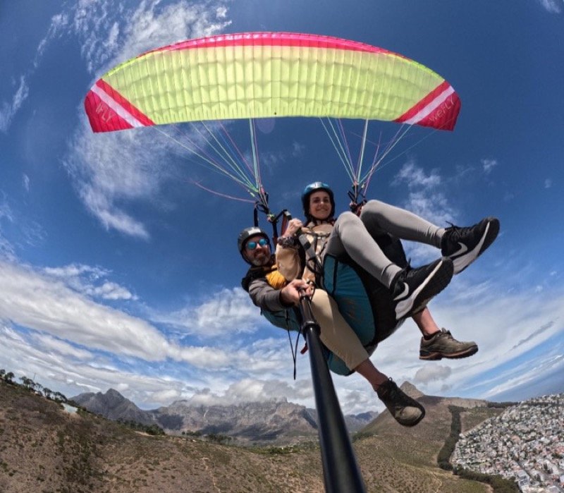 Tandem yamaç paraşütü uçuşu, pembe-sarı kanat