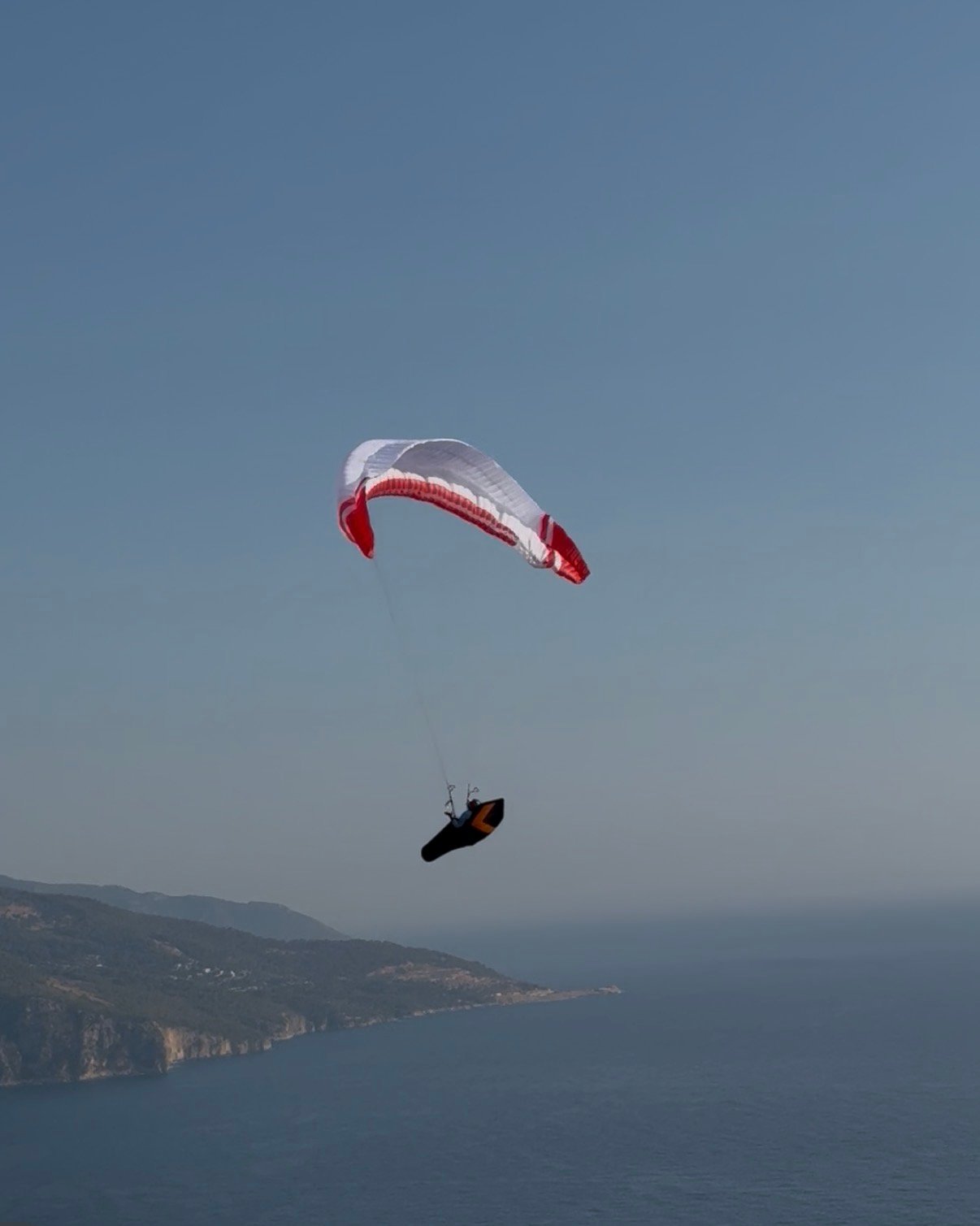 Ölüdeniz kıyısı üzerinde SİV eğitimi uçuşu yapan pilot